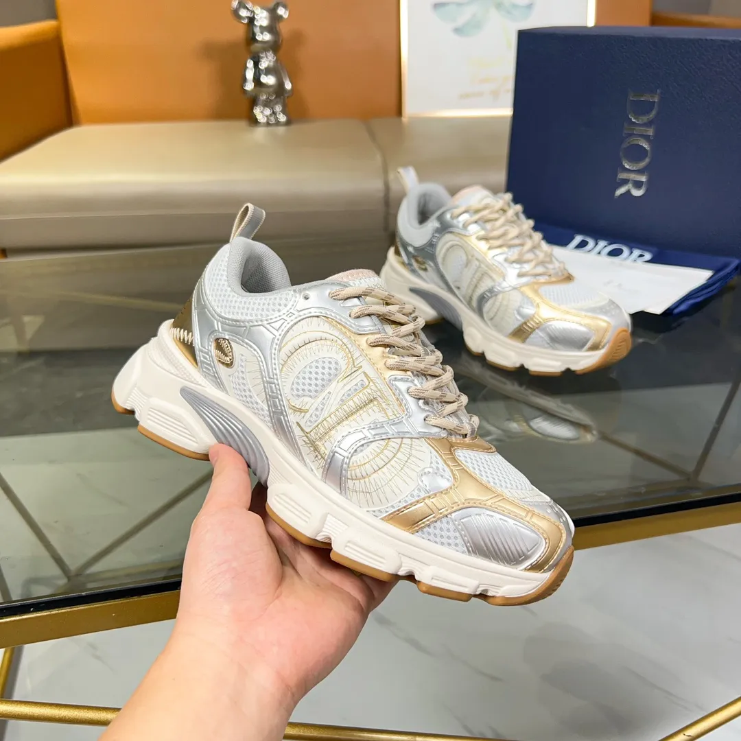 P500 Dior Chrono sneakers are a new product of the 2024 autumn ready-to-wear series, reinterpreting running shoes with Dior's haute couture style. Crafted from beige mesh with laminated leather-effect panels in gold and silver tones, it's highlighted by CD logos on the sides, a star patch on the tongue and a Dior logo on the heel. Featuring tri-color laces, a lightweight sole and star embellishments for a casual look for any season. Size: Female size 35-41 (Female size 41 and 42 can be customized) Male size 39-44 (45/46 can be customized) Color: white, pink, gold, silver, black